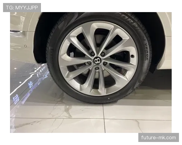 乔尔·恩比德家里的健身房感觉比我整个小区还奢侈？开什么玩笑啊！