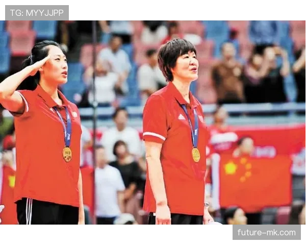 郎平拖着塑料袋回家那一幕，隔壁小哥当场怀疑人生