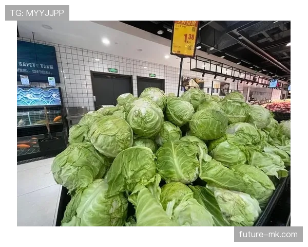 张怡宁逛菜市场拎着促销黄瓜被拍，隔壁大妈认出她那表情笑喷